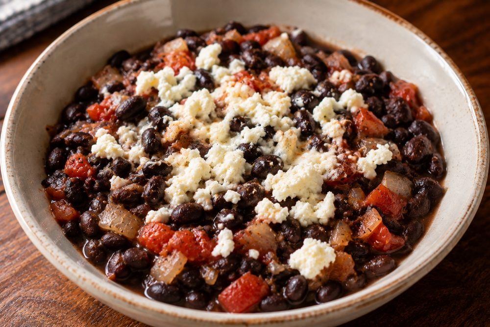 Frijoles con queso y tomate
